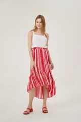 Falda midi con estampado de rayas verticales rojas y blancas, cintura elastizada y volados asimétricos en el ruedo.