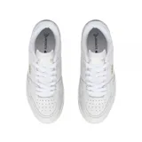 Championes Lacoste modelo Courtcage, de diseño clásico y minimalista en color blanco. Presenta el icónico logo del cocodrilo en tono dorado en el lateral y detalles de la marca en la lengüeta y la suela.