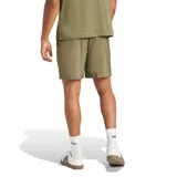Short Adidas Essentials Small Logo Chelsea de color verde oliva, con cintura elástica con cordón ajustable y el logo de la marca estampado en negro en la pierna izquierda.