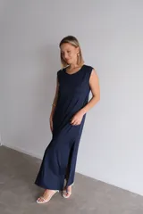 Vestido largo azul marino de manga corta, con cuello redondo y textura acanalada.