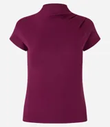 Blusa Cortelle de viscosa color bordó, con cuello alto, manga corta y textura acanalada, de diseño ajustado al cuerpo y terminación sin costuras.