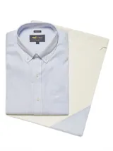 Camisa de manga larga RKF modelo Wf Pb, confeccionada en algodón con diseño de rayas verticales finas en color azul sobre fondo blanco. Presenta cuello americano abotonado, bolsillo frontal con logo bordado y cierre de botones.