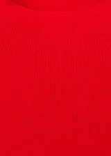 Jersey de punto fino color rojo, con cuello perkins, manga larga y diseño entallado.