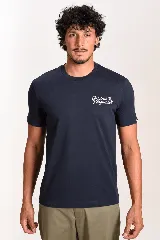 Remera de manga corta Original Penguin de color azul marino, con cuello redondo y pequeño estampado contrastante en el pecho.