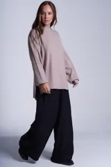 Sweater azul eléctrico de punto acanalado, con cuello redondo y mangas largas. Corte holgado con aberturas laterales.