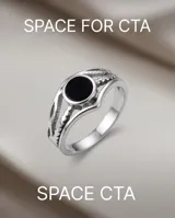 Anillo de acero con piedra central de ónix negro y diseño de bandas entrelazadas.