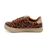 Championes deportivos Via Marte modelo Ruby con estampado animal print de leopardo, cordones marrones, suela de goma en tono tostado y detalle en color marfil en el talón.