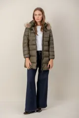 Campera puffer de nylon con diseño capitoneado, cierre frontal, capucha fija con borde de piel sintética y corte a la cadera.