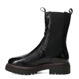 Bota tipo chelsea de caña media, confeccionada en cuero negro con acabado brillante. Presenta paneles elásticos laterales, tirador en la parte superior y suela track robusta con detalle de costura en contraste.