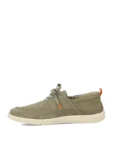 Zapatos slip-on color verde militar, confeccionados en lona y gamuza, con cordones elásticos y suela blanca.