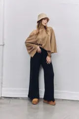 Pantalon de morley color negro, de corte amplio y tiro alto, con cintura elástica y lazo ajustable.