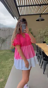 Minivestido de algodón con bloques de color rosa chicle, rosa pastel y blanco.