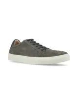 Championes urbanos de gamuza en color gris, con cordones al tono y suela de goma blanca. Presenta un detalle de cuero oscuro en el talón.