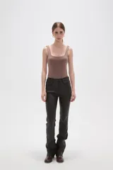 Body sin mangas de poliamida, con cuello cuadrado y ajuste al cuerpo. Cuenta con cierre de broches en la parte inferior.