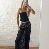 Pollera larga de encaje negro con abertura frontal y cintura elastizada.