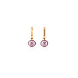 Aros de tipo argolla alargada en acero dorado, con un dije colgante de perla esférica en tono rosado.