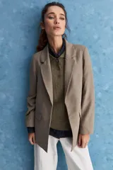 Blazer de corte recto y silueta relajada, de color tostado, con solapas clásicas y bolsillos con solapa en los laterales.