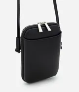 Cartera porta celular negra de material sintético, con formato rectangular, asa larga ajustable y cierre superior de doble cremallera. Cuenta con un bolsillo delantero externo y un compartimento interno con divisor.