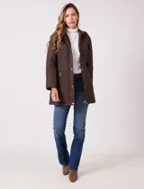 Campera matelassé color marrón con diseño combinado de rombos en el cuerpo y costuras horizontales en las mangas. Cuenta con capucha fija, cierre frontal oculto bajo solapa con botones a presión dorados y ajuste entallado en la cintura.