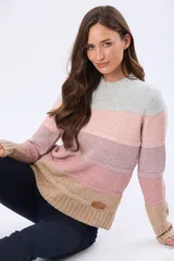 Buzo tejido de punto con diseño de rayas horizontales en tonos gris, rosa, malva y beige. Presenta cuello redondo, mangas largas y puños acanalados, con una pequeña etiqueta de cuero sintético en el ruedo.