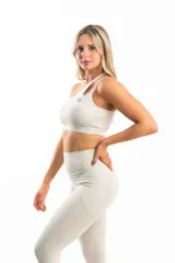 Top deportivo celeste de un solo hombro con logo en el frente.