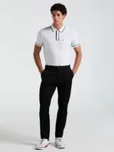 Pantalón chino para hombre con bolsillos delanteros diagonales, cierre y botón en la cintura. Logo bordado a tono. Confeccionado en 98% algodón y 2% elastano para mayor confort y flexibilidad.