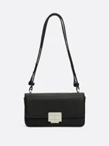 Cartera mensajera negra con acabado granulado y correa ajustable. Cierre con pinza y logo plateado de la marca en el frente.