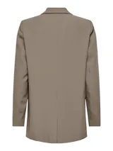 Blazer largo de corte holgado con solapas clásicas y bolsillos delanteros con solapa. Confeccionado en una mezcla de poliéster reciclado y elastano.