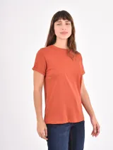 Remera de algodón de corte clásico, con cuello redondo y mangas cortas con dobladillo.