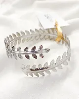 Brazalete rígido plateado con diseño de hojas de laurel.