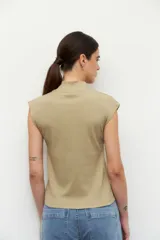 Musculosa blanca de algodón con cuello alto y sisas amplias.
