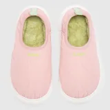 Pantuflas acolchadas de diseño tipo slip-on en color rosado con costuras onduladas. Presentan interior de peluche en color verde claro, suela blanca y logo de la marca bordado en el empeine.