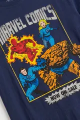 Remera azul marino de manga corta y cuello redondo, con estampa frontal vintage de los Cuatro Fantásticos de Marvel Comics.
