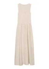 Vestido largo combinado de color marfil, sin mangas, con tirantes anchos, cuello escotado y panel fruncido en la cintura con diseño evasé en la falda.