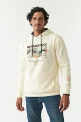 Canguro de felpa modelo Handel, color tostado, con capucha ajustable con cordones oscuros, bolsillo frontal tipo canguro y estampa gráfica inspirada en la Creación de Adán con la leyenda "Renaissance" y branding de Mistral.