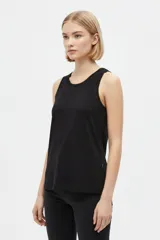 Musculosa de algodón color negro con breteles anchos, cuello redondo y detalles de broderie en los bordes.