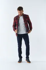 Sobrecamisa de viyela a cuadros rojos y azules con interior capitoneado, corte regular, manga larga, cierre con botones, bolsillos frontales y logo en grifa de cuero.