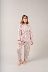 Pijama de dos piezas celeste con estampado floral, compuesto por camisa de manga larga abotonada y pantalón largo.