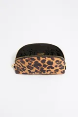 Neceser de nylon con estampado de leopardo, forma de media luna y cierre de cremallera dorado. Presenta un logo metálico de Bimba y Lola en la parte frontal.