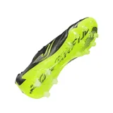 Championes de fútbol Joma modelo Powerful 2622 FG, color gris metalizado con detalles en amarillo neón. Presentan un diseño de corte bajo con cordones, parte superior de piel sintética de alta calidad y suela con tacos de plástico diseñada para césped natural.