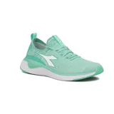 Championes deportivos Diadora modelo Adriatic para mujer, color verde menta y blanco. Presentan un tejido de punto transpirable, cordones planos y un logo Diadora blanco en el lateral. La suela es gruesa, blanca con textura de puntos y detalles en verde menta.