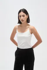 Musculosa de poliamida con breteles finos, corte al cuerpo y escote redondo.