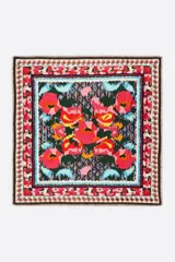 Pañuelo cuadrado de poliéster reciclado con un diseño colorido que combina flores grandes en tonos rojos, rosas y amarillos, bordes geométricos y detalles en celeste y verde oscuro.