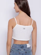 Top sin mangas color verde menta, con tirantes finos, escote redondo y terminación curva en el delantero.