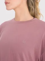 Remera deportiva de corte oversize, color tierra, con cuello redondo y mangas cortas. Presenta un diseño holgado y fresco, ideal para actividades físicas.