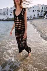 Vestido midi de crochet negro, sin mangas, con escote redondo y bajo terminado en flecos.