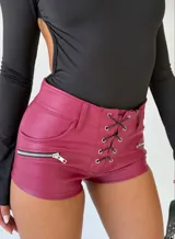 Short de cuero sintético color bordó, con diseño de cordones cruzados en la parte frontal y bolsillos laterales con cierre metálico.