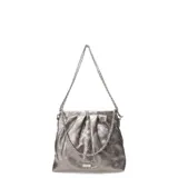 Cartera tipo bolso de hombro color plateado metalizado, con diseño acolchado y pespuntes en forma de rombos. Cuenta con un fruncido en la parte superior y una cadena metálica plateada como correa.
