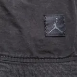 Gorro tipo bucket negro con logo de Jordan bordado en el frente.