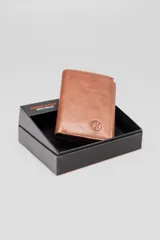 Billetera trifold de cuero color marrón, con solapa frontal y logo grabado de la marca.
